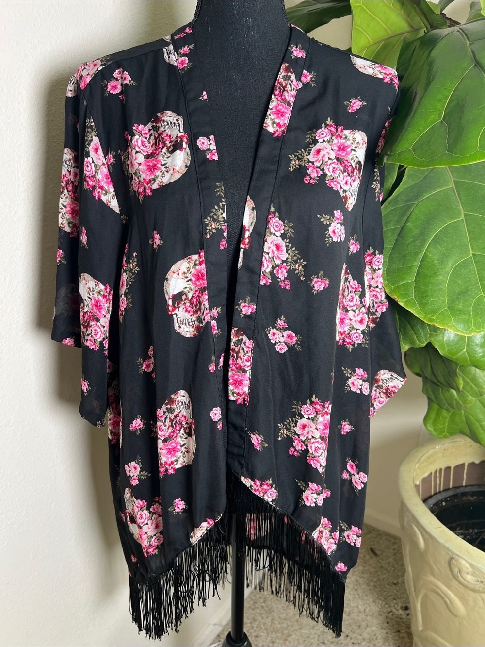 HOT TOPIC Women’s Black Skull Pink Floral Fringe Open Front Kimono Large NWOTs